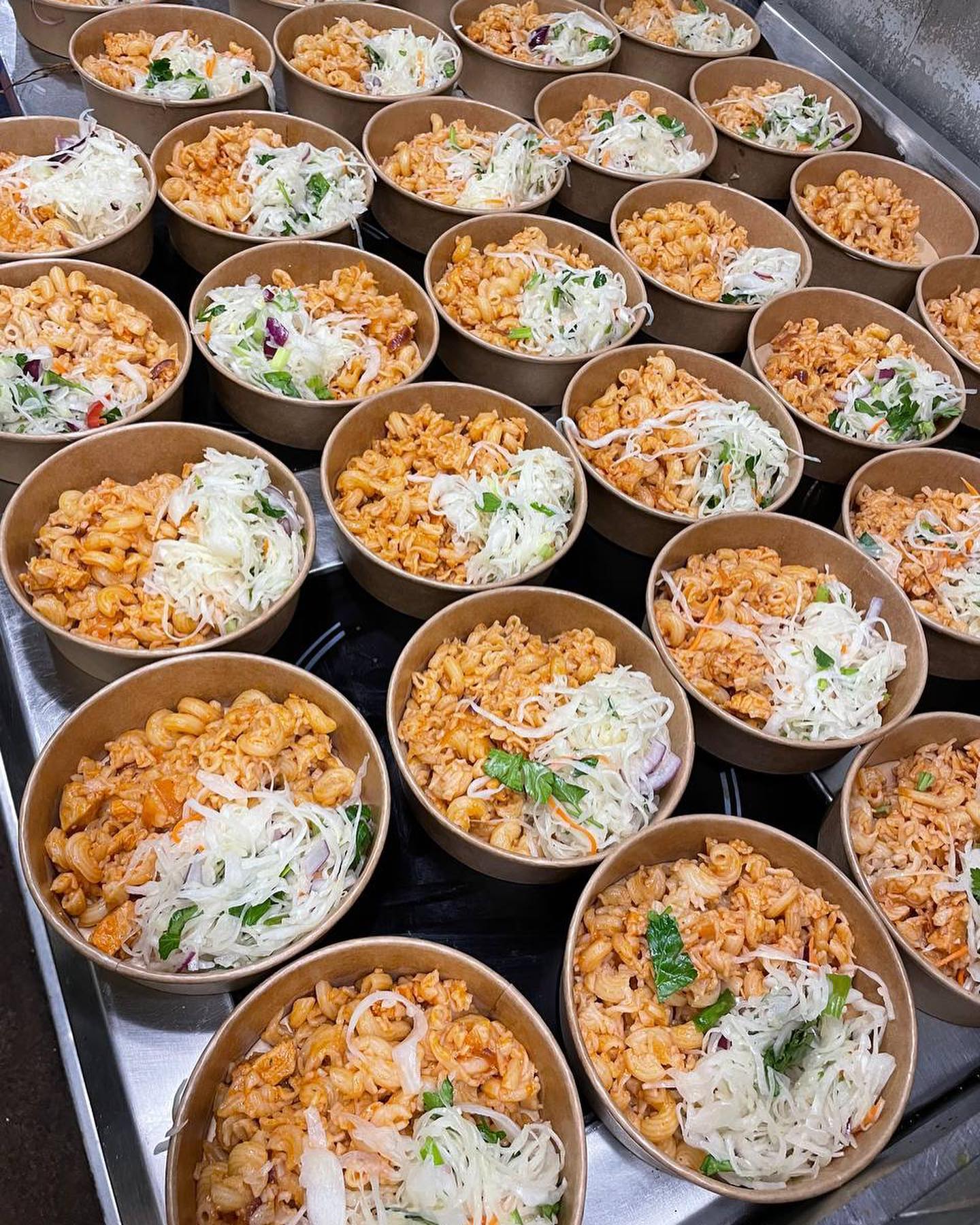 Суп Фо і багато спецій: Ектор Хіменес-Браво показав, чим годує воїнів ЗСУ